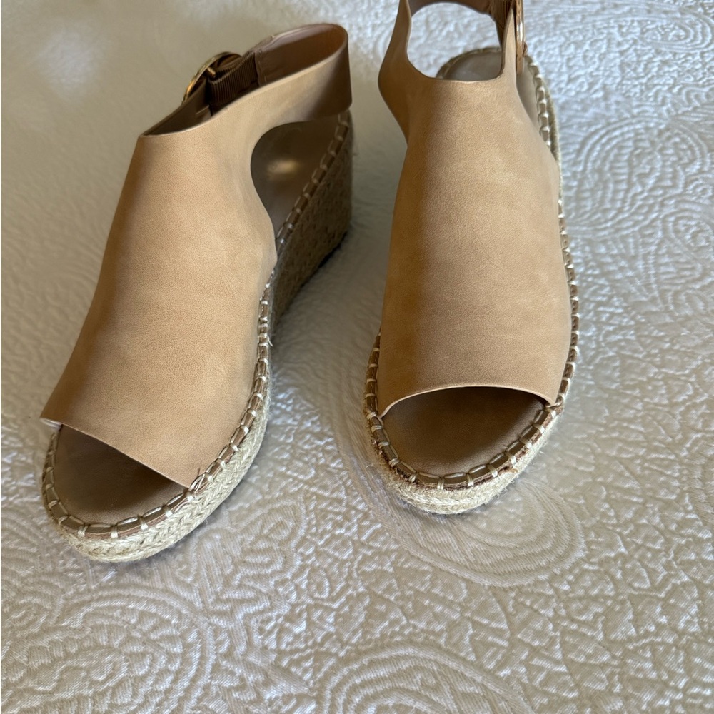 Catherine Malandrino Tan Slingback Wedge❗️